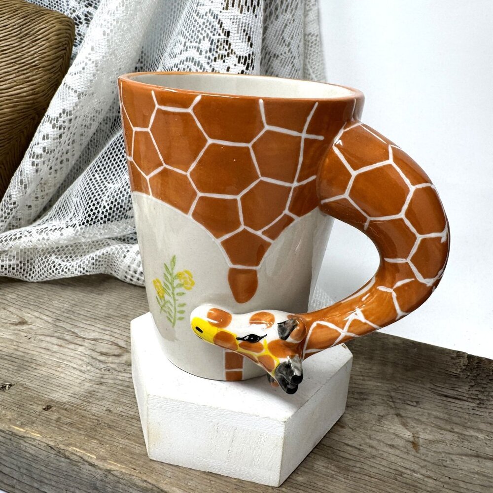 Giraffe-Themed Ceramic Mug With Honeycomb Pattern & Yellow Flower Detail